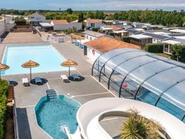 Camping Pas Cher vous présente avec son site Officiel campingpascher.fr, le Camping Romanée - La Belle Henriette classé 4 étoiles, situé sur la commune de La Tranche Sur Mer dans le département Vendée (Pays De La Loire) en France. Le camping Romanée - La Belle Henriette vous propose un hébergement de type mobil-home de 25 m². Cet hébergement propose plus de 75 dates différentes pour réserver ! Pour dévouvrir la période la moins chère, consultez la rubrique 'Tarifs' et sélectionnez votre mois de départ. L'établissement vous propose 7 autres types d'hébergements. Découvrez tous nos séjours à petits prix dans la commune et aux alentours de La Tranche Sur Mer du département : Vendée (Pays De La Loire). Les Avis clients pour le Camping Romanée - La Belle Henriette sont excellents avec une note moyenne de 8 sur 10. LacMer, Piscine couverte, Piscine extérieure, Club enfants, Aire de jeux enfants, Centre équestre, Court de tennis, Parcours sportif, Ping-pong, Pétanque, Randonnée, Terrain de volley-ball, Terrain multisports, Bar, Dépôt de pain, Pizzeria, Plats à emporter, Snack/Bar,... En savoir plus : cliquez-ICI.