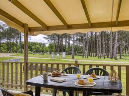 Camping Pas Cher vous présente avec son site Officiel campingpascher.fr, le Camping Romanée - La Belle Henriette classé 4 étoiles, situé sur la commune de La Tranche Sur Mer dans le département Vendée (Pays De La Loire) en France. Le camping Romanée - La Belle Henriette, vous présente un hébergement de type mobil-home. Le camping Romanée - La Belle Henriette vous proposeun séjour PAS CHER avec une REMISEdu vendredi 03 avril au vendredi 10 avril 2026, en promotion à -35% pour 7 nuits à 339 € au lieu de 521,54 € soit une Économie de 182,54 €. Cette location propose 74 dates différentes pour réserver votre séjour. Découvrez également les 1 autres gammes d'hébergements du camping. Les Avis clients pour le Camping Romanée - La Belle Henriette sont excellents avec une note moyenne de 8 sur 10. LacMer, Piscine couverte, Piscine extérieure, Club enfants, Aire de jeux enfants, Centre équestre, Court de tennis, Parcours sportif, Ping-pong, Pétanque, Randonnée, Terrain de volley-ball, Terrain multisports, Bar, Dépôt de pain, Pizzeria, Plats à emporter, Snack/Bar,... En savoir plus : cliquez-ICI.