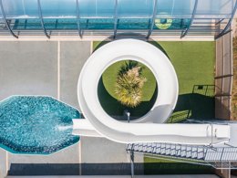 Camping Pas Cher vous présente avec son site Officiel campingpascher.fr, le Camping Romanée - La Belle Henriette classé 4 étoiles, situé sur la commune de La Tranche Sur Mer dans le département Vendée (Pays De La Loire) en France. Le camping Romanée - La Belle Henriette, vous présente un hébergement de type mobil-home. Le camping Romanée - La Belle Henriette vous proposeun séjour PAS CHER avec une REMISEdu vendredi 03 avril au vendredi 10 avril 2026, en promotion à -35% pour 7 nuits à 339 € au lieu de 521,54 € soit une Économie de 182,54 €. Cette location propose 74 dates différentes pour réserver votre séjour. Découvrez également les 1 autres gammes d'hébergements du camping. Les Avis clients pour le Camping Romanée - La Belle Henriette sont excellents avec une note moyenne de 8 sur 10. LacMer, Piscine couverte, Piscine extérieure, Club enfants, Aire de jeux enfants, Centre équestre, Court de tennis, Parcours sportif, Ping-pong, Pétanque, Randonnée, Terrain de volley-ball, Terrain multisports, Bar, Dépôt de pain, Pizzeria, Plats à emporter, Snack/Bar,... En savoir plus : cliquez-ICI.