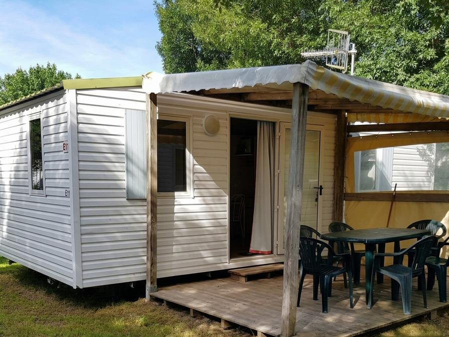 Camping Pas Cher vous présente avec son site Officiel campingpascher.fr, le Camping Le Grand Pré classé 2 étoiles, situé sur la commune de La Tranche Sur Mer dans le département Vendée (Pays De La Loire) en France. Le camping Le Grand Pré, vous présente un hébergement de type mobil-home de 28 m² et télévision. Le camping Le Grand Pré vous propose du sam. 05 septembre au sam. 12 septembre 2026, en promotion à -27% pour 7 nuits à 189 € au lieu de 262,0 € soit une Économie de 73 €. Cette location propose 13 dates différentes pour réserver votre séjour. Découvrez également les 6 autres gammes d'hébergements du camping. Les Avis clients pour le Camping Le Grand Pré sont excellents avec une note moyenne de 8 sur 10. Piscine chauffée, Piscine couverte, Canoë-kayak, Centre équestre, Cyclisme, Paddle, Pétanque, Randonnée, kiteSurf, Snack/Bar,... En savoir plus : cliquez-ICI.