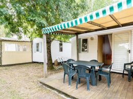 Camping Pas Cher vous présente avec son site Officiel campingpascher.fr, le Camping Le Grand Pré classé 2 étoiles, situé sur la commune de La Tranche Sur Mer dans le département Vendée (Pays De La Loire) en France. Le camping Le Grand Pré, vous présente un hébergement de type mobil-home de 28 m² et télévision. Le camping Le Grand Pré vous propose du sam. 05 septembre au sam. 12 septembre 2026, en promotion à -27% pour 7 nuits à 189 € au lieu de 262,0 € soit une Économie de 73 €. Cette location propose 13 dates différentes pour réserver votre séjour. Découvrez également les 2 autres gammes d'hébergements du camping. Les Avis clients pour le Camping Le Grand Pré sont excellents avec une note moyenne de 8 sur 10. Piscine chauffée, Piscine couverte, Canoë-kayak, Centre équestre, Cyclisme, Paddle, Pétanque, Randonnée, kiteSurf, Snack/Bar,... En savoir plus : cliquez-ICI.