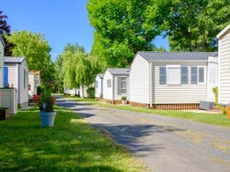 Camping Pas Cher vous présente avec son site Officiel campingpascher.fr, le Camping Le Grand Pré classé 2 étoiles, situé sur la commune de La Tranche Sur Mer dans le département Vendée (Pays De La Loire) en France. Le camping Le Grand Pré, vous présente un hébergement de type mobil-home de 28 m² et télévision. Le camping Le Grand Pré vous propose du sam. 05 septembre au sam. 12 septembre 2026, en promotion à -27% pour 7 nuits à 189 € au lieu de 262,0 € soit une Économie de 73 €. Cette location propose 13 dates différentes pour réserver votre séjour. Découvrez également les 2 autres gammes d'hébergements du camping. Les Avis clients pour le Camping Le Grand Pré sont excellents avec une note moyenne de 8 sur 10. Piscine chauffée, Piscine couverte, Canoë-kayak, Centre équestre, Cyclisme, Paddle, Pétanque, Randonnée, kiteSurf, Snack/Bar,... En savoir plus : cliquez-ICI.