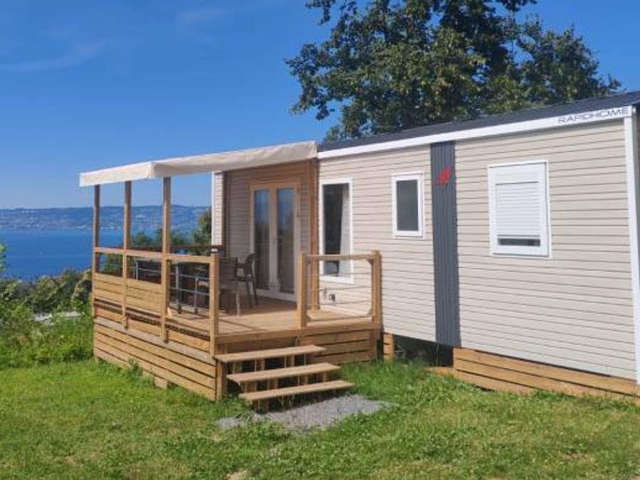 Camping Pas Cher vous présente avec son site Officiel campingpascher.fr, le Camping Le Rys classé 2 étoiles, situé sur la commune de Lugrin dans le département Haute-savoie (Rhône Alpes) en France. Le camping Le Rys vous propose un hébergement de type mobil-home de 32 m² pour 4 personnes. L'établissement vous propose 2 autres types d'hébergements. Découvrez tous nos séjours à petits prix dans la commune et aux alentours de Lugrin du département : Haute-savoie (Rhône Alpes). Aire de jeux enfants, Escalade, Ping-pong, Pétanque, Randonnée, Sports nautiques, Dépôt de pain, Restaurant, Supermarché, Épicerie,... En savoir plus : cliquez-ICI.