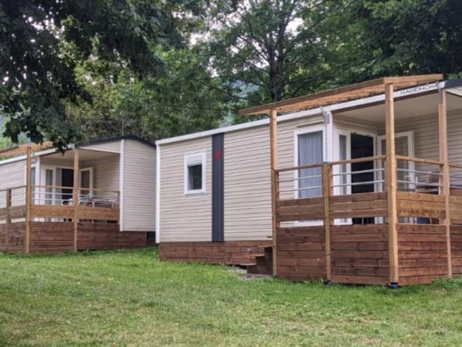 Camping Pas Cher vous présente avec son site Officiel campingpascher.fr, le Camping Le Rys classé 2 étoiles, situé sur la commune de Lugrin dans le département Haute-savoie (Rhône Alpes) en France. Le camping Le Rys vous propose un hébergement de type mobil-home de 26 m² pour 4 personnes. L'établissement vous propose 2 autres types d'hébergements. Découvrez tous nos séjours à petits prix dans la commune et aux alentours de Lugrin du département : Haute-savoie (Rhône Alpes). Aire de jeux enfants, Escalade, Ping-pong, Pétanque, Randonnée, Sports nautiques, Dépôt de pain, Restaurant, Supermarché, Épicerie,... En savoir plus : cliquez-ICI.