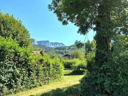 Camping Pas Cher vous présente avec son site Officiel campingpascher.fr, le Camping Le Rys classé 2 étoiles, situé sur la commune de Lugrin dans le département Haute-savoie (Rhône Alpes) en France. Le camping Le Rys vous propose un hébergement de type mobil-home de 26 m² pour 4 personnes. L'établissement vous propose 2 autres types d'hébergements. Découvrez tous nos séjours à petits prix dans la commune et aux alentours de Lugrin du département : Haute-savoie (Rhône Alpes). Aire de jeux enfants, Escalade, Ping-pong, Pétanque, Randonnée, Sports nautiques, Dépôt de pain, Restaurant, Supermarché, Épicerie,... En savoir plus : cliquez-ICI.