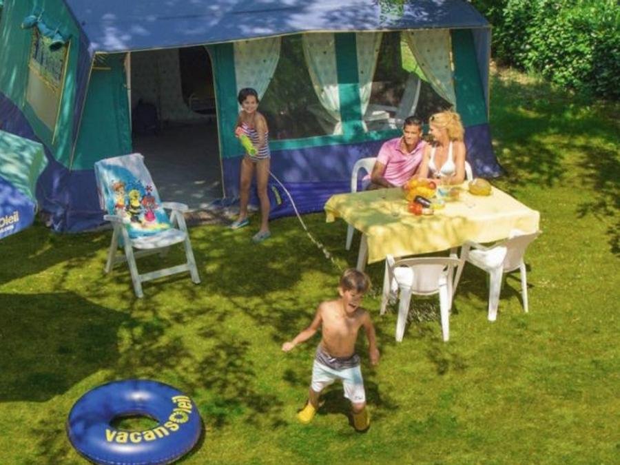 Camping Pas Cher vous présente avec son site Officiel campingpascher.fr, le Camping Aux Rives Du Soleil classé 3 étoiles, situé sur la commune de Pont De Vaux dans le département Ain (Rhône Alpes) en France. Le camping Aux Rives Du Soleil vous propose un hébergement de type tente de 25 m² pour 1 personne avec climatisation. L'établissement vous propose 6 autres types d'hébergements. Découvrez tous nos séjours à petits prix dans la commune et aux alentours de Pont De Vaux du département : Ain (Rhône Alpes). Les Avis clients pour le Camping Aux Rives Du Soleil sont excellents avec une note moyenne de 8 sur 10. Piscine extérieure, Animation enfants, Animations familiales, Aire de jeux enfants, Canoë-kayak, Cyclisme, Ping-pong, Pétanque, Randonnée, Structure gonflable enfants, Terrain de football, Trampoline, Voile, Dépôt de pain, Pizzeria, Snack/Bar, Supermarché,... En savoir plus : cliquez-ICI.