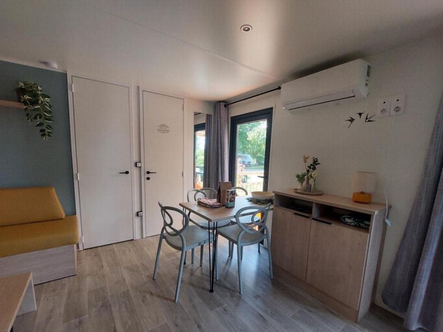 Camping Pas Cher vous présente avec son site Officiel campingpascher.fr, le Camping Aux Rives Du Soleil classé 3 étoiles, situé sur la commune de Pont De Vaux dans le département Ain (Rhône Alpes) en France. Le camping Aux Rives Du Soleil vous propose un hébergement de type mobil-home de 30 m² pour 5 personnes avec climatisation. L'établissement vous propose 6 autres types d'hébergements. Découvrez tous nos séjours à petits prix dans la commune et aux alentours de Pont De Vaux du département : Ain (Rhône Alpes). Les Avis clients pour le Camping Aux Rives Du Soleil sont excellents avec une note moyenne de 8 sur 10. Piscine extérieure, Animation enfants, Animations familiales, Aire de jeux enfants, Canoë-kayak, Cyclisme, Ping-pong, Pétanque, Randonnée, Structure gonflable enfants, Terrain de football, Trampoline, Voile, Dépôt de pain, Pizzeria, Snack/Bar, Supermarché,... En savoir plus : cliquez-ICI.