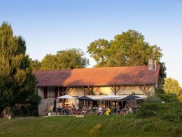 Camping Pas Cher vous présente avec son site Officiel campingpascher.fr, le Camping Aux Rives Du Soleil classé 3 étoiles, situé sur la commune de Pont De Vaux dans le département Ain (Rhône Alpes) en France. Le camping Aux Rives Du Soleil vous propose un hébergement de type mobil-home de 30 m² pour 5 personnes avec climatisation. L'établissement vous propose 6 autres types d'hébergements. Découvrez tous nos séjours à petits prix dans la commune et aux alentours de Pont De Vaux du département : Ain (Rhône Alpes). Les Avis clients pour le Camping Aux Rives Du Soleil sont excellents avec une note moyenne de 8 sur 10. Piscine extérieure, Animation enfants, Animations familiales, Aire de jeux enfants, Canoë-kayak, Cyclisme, Ping-pong, Pétanque, Randonnée, Structure gonflable enfants, Terrain de football, Trampoline, Voile, Dépôt de pain, Pizzeria, Snack/Bar, Supermarché,... En savoir plus : cliquez-ICI.