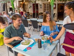 Camping Pas Cher vous présente avec son site Officiel campingpascher.fr, le Camping Aux Rives Du Soleil classé 3 étoiles, situé sur la commune de Pont De Vaux dans le département Ain (Rhône Alpes) en France. Le camping Aux Rives Du Soleil vous propose un hébergement de type mobil-home de 32 m² pour 1 personne avec climatisation. L'établissement vous propose 6 autres types d'hébergements. Découvrez tous nos séjours à petits prix dans la commune et aux alentours de Pont De Vaux du département : Ain (Rhône Alpes). Les Avis clients pour le Camping Aux Rives Du Soleil sont excellents avec une note moyenne de 8 sur 10. Piscine extérieure, Animation enfants, Animations familiales, Aire de jeux enfants, Canoë-kayak, Cyclisme, Ping-pong, Pétanque, Randonnée, Structure gonflable enfants, Terrain de football, Trampoline, Voile, Dépôt de pain, Pizzeria, Snack/Bar, Supermarché,... En savoir plus : cliquez-ICI.