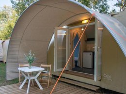 Camping Pas Cher vous présente avec son site Officiel campingpascher.fr, le Camping Aux Rives Du Soleil classé 3 étoiles, situé sur la commune de Pont De Vaux dans le département Ain (Rhône Alpes) en France. Le camping Aux Rives Du Soleil vous propose un hébergement de type mobil-home de 25 m² pour 1 personne avec climatisation. L'établissement vous propose 6 autres types d'hébergements. Découvrez tous nos séjours à petits prix dans la commune et aux alentours de Pont De Vaux du département : Ain (Rhône Alpes). Les Avis clients pour le Camping Aux Rives Du Soleil sont excellents avec une note moyenne de 8 sur 10. Piscine extérieure, Animation enfants, Animations familiales, Aire de jeux enfants, Canoë-kayak, Cyclisme, Ping-pong, Pétanque, Randonnée, Structure gonflable enfants, Terrain de football, Trampoline, Voile, Dépôt de pain, Pizzeria, Snack/Bar, Supermarché,... En savoir plus : cliquez-ICI.