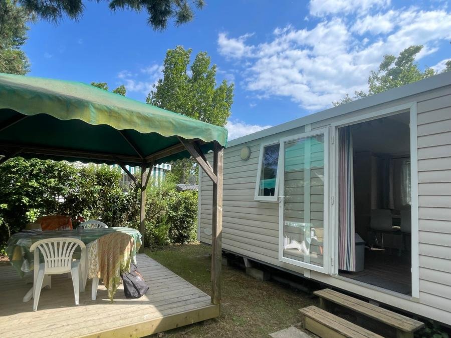 Camping Pas Cher vous présente avec son site Officiel campingpascher.fr, le Camping Flower Le Petit Paris classé 4 étoiles, situé sur la commune de Les Sables D'olonne dans le département Vendée (Pays De La Loire) en France. Le camping Flower Le Petit Paris, vous présente un hébergement de type mobil-home de 24 m² pour 1 personne et télévision. Le camping Flower Le Petit Paris vous propose du sam. 12 septembre au sam. 19 septembre 2026 pour 7 nuits à 385€. Cette location propose 50 dates différentes pour réserver votre séjour. Découvrez également les 17 autres gammes d'hébergements du camping. Les Avis clients pour le Camping Flower Le Petit Paris sont excellents avec une note moyenne de 8 sur 10. Lagon, Piscine couverte, Animations familiales, Club enfants, Aire de jeux enfants, Baby-foot, Centre équestre, Cyclisme, Flipper, Paddle, Parcours sportif, Ping-pong, Piscine, Plongée, Pétanque, Randonnée, Structure gonflable enfants, Surf, Terrain de badminton, Terrain de volley-ball, Terrain multisports, Tir à l’arc, Bar, Boulangerie, Dépôt de pain, Food truck, Plats à emporter, Snack/Bar, Supermarché,... En savoir plus : cliquez-ICI.