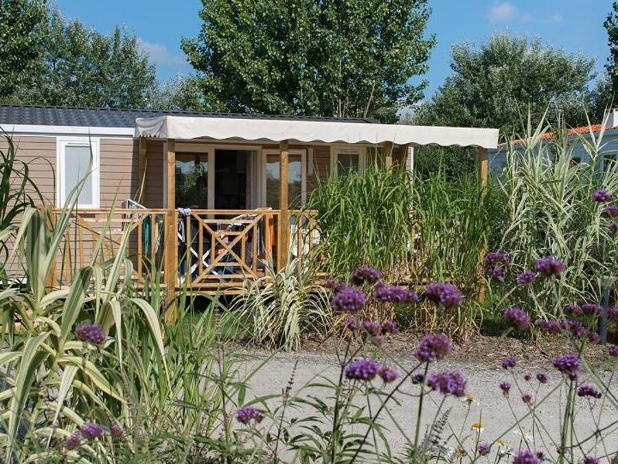 Camping Pas Cher vous présente avec son site Officiel campingpascher.fr, le Camping Flower Le Petit Paris classé 4 étoiles, situé sur la commune de Les Sables D'olonne dans le département Vendée (Pays De La Loire) en France. Le camping Flower Le Petit Paris, vous présente un hébergement de type mobil-home de 32 m² pour 1 personne et télévision. Le camping Flower Le Petit Paris vous propose du mercredi 08 juillet au mercredi 15 juillet 2026, en promotion à -10% pour 7 nuits à 861,30 € au lieu de 957,0 € soit une Économie de 95,70 €. Cette location propose 53 dates différentes pour réserver votre séjour. Découvrez également les 17 autres gammes d'hébergements du camping. Les Avis clients pour le Camping Flower Le Petit Paris sont excellents avec une note moyenne de 8 sur 10. Lagon, Piscine couverte, Animations familiales, Club enfants, Aire de jeux enfants, Baby-foot, Centre équestre, Cyclisme, Flipper, Paddle, Parcours sportif, Ping-pong, Piscine, Plongée, Pétanque, Randonnée, Structure gonflable enfants, Surf, Terrain de badminton, Terrain de volley-ball, Terrain multisports, Tir à l’arc, Bar, Boulangerie, Dépôt de pain, Food truck, Plats à emporter, Snack/Bar, Supermarché,... En savoir plus : cliquez-ICI.