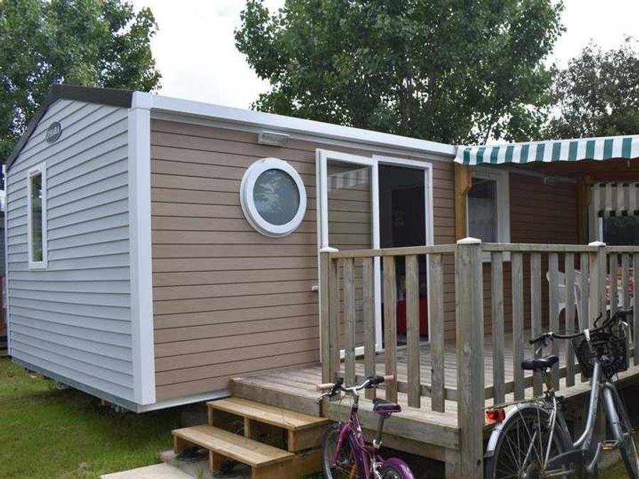 Camping Pas Cher vous présente avec son site Officiel campingpascher.fr, le Camping Flower Le Petit Paris classé 4 étoiles, situé sur la commune de Les Sables D'olonne dans le département Vendée (Pays De La Loire) en France. Le camping Flower Le Petit Paris, vous présente un hébergement de type mobil-home de 28 m² pour 1 personne et télévision. Le camping Flower Le Petit Paris vous propose du sam. 04 juillet au sam. 11 juillet 2026, en promotion à -9% pour 7 nuits à 686,70 € au lieu de 763,0 € soit une Économie de 76,30 €. Cette location propose 61 dates différentes pour réserver votre séjour. Découvrez également les 17 autres gammes d'hébergements du camping. Les Avis clients pour le Camping Flower Le Petit Paris sont excellents avec une note moyenne de 8 sur 10. Lagon, Piscine couverte, Animations familiales, Club enfants, Aire de jeux enfants, Baby-foot, Centre équestre, Cyclisme, Flipper, Paddle, Parcours sportif, Ping-pong, Piscine, Plongée, Pétanque, Randonnée, Structure gonflable enfants, Surf, Terrain de badminton, Terrain de volley-ball, Terrain multisports, Tir à l’arc, Bar, Boulangerie, Dépôt de pain, Food truck, Plats à emporter, Snack/Bar, Supermarché,... En savoir plus : cliquez-ICI.