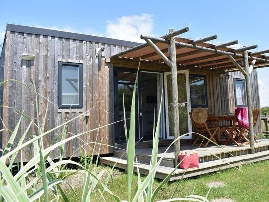 Camping Pas Cher vous présente avec son site Officiel campingpascher.fr, le Camping Flower Le Petit Paris classé 4 étoiles, situé sur la commune de Les Sables D'olonne dans le département Vendée (Pays De La Loire) en France. Le camping Flower Le Petit Paris, vous présente un hébergement de type mobil-home de 32 m² pour 1 personne et télévision. Le camping Flower Le Petit Paris vous propose du sam. 12 septembre au sam. 19 septembre 2026 pour 7 nuits à 560€. Cette location propose 55 dates différentes pour réserver votre séjour. Découvrez également les 17 autres gammes d'hébergements du camping. Les Avis clients pour le Camping Flower Le Petit Paris sont excellents avec une note moyenne de 8 sur 10. Lagon, Piscine couverte, Animations familiales, Club enfants, Aire de jeux enfants, Baby-foot, Centre équestre, Cyclisme, Flipper, Paddle, Parcours sportif, Ping-pong, Piscine, Plongée, Pétanque, Randonnée, Structure gonflable enfants, Surf, Terrain de badminton, Terrain de volley-ball, Terrain multisports, Tir à l’arc, Bar, Boulangerie, Dépôt de pain, Food truck, Plats à emporter, Snack/Bar, Supermarché,... En savoir plus : cliquez-ICI.