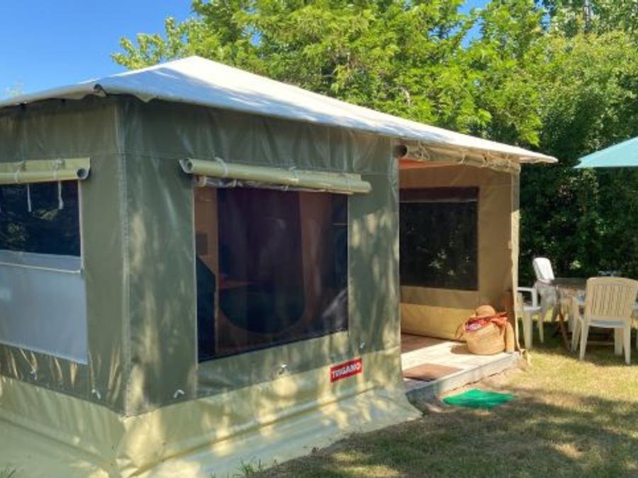 Camping Pas Cher vous présente avec son site Officiel campingpascher.fr, le Camping Flower Le Petit Paris classé 4 étoiles, situé sur la commune de Les Sables D'olonne dans le département Vendée (Pays De La Loire) en France. Le camping Flower Le Petit Paris, vous présente un hébergement de type bungalow toilé de 16 m² pour 1 personne. Le camping Flower Le Petit Paris vous propose du dimanche 14 juin au dimanche 21 juin 2026 pour 7 nuits à 280€. Cette location propose 11 dates différentes pour réserver votre séjour. Découvrez également les 17 autres gammes d'hébergements du camping. Les Avis clients pour le Camping Flower Le Petit Paris sont excellents avec une note moyenne de 8 sur 10. Lagon, Piscine couverte, Animations familiales, Club enfants, Aire de jeux enfants, Baby-foot, Centre équestre, Cyclisme, Flipper, Paddle, Parcours sportif, Ping-pong, Piscine, Plongée, Pétanque, Randonnée, Structure gonflable enfants, Surf, Terrain de badminton, Terrain de volley-ball, Terrain multisports, Tir à l’arc, Bar, Boulangerie, Dépôt de pain, Food truck, Plats à emporter, Snack/Bar, Supermarché,... En savoir plus : cliquez-ICI.