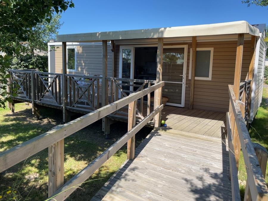 Camping Pas Cher vous présente avec son site Officiel campingpascher.fr, le Camping Flower Le Petit Paris classé 4 étoiles, situé sur la commune de Les Sables D'olonne dans le département Vendée (Pays De La Loire) en France. Le camping Flower Le Petit Paris, vous présente un hébergement de type mobil-home de 34 m² et télévision. Le camping Flower Le Petit Paris vous propose du sam. 12 septembre au sam. 19 septembre 2026 pour 7 nuits à 476€. Cette location propose 54 dates différentes pour réserver votre séjour. Découvrez également les 17 autres gammes d'hébergements du camping. Les Avis clients pour le Camping Flower Le Petit Paris sont excellents avec une note moyenne de 8 sur 10. Lagon, Piscine couverte, Animations familiales, Club enfants, Aire de jeux enfants, Baby-foot, Centre équestre, Cyclisme, Flipper, Paddle, Parcours sportif, Ping-pong, Piscine, Plongée, Pétanque, Randonnée, Structure gonflable enfants, Surf, Terrain de badminton, Terrain de volley-ball, Terrain multisports, Tir à l’arc, Bar, Boulangerie, Dépôt de pain, Food truck, Plats à emporter, Snack/Bar, Supermarché,... En savoir plus : cliquez-ICI.