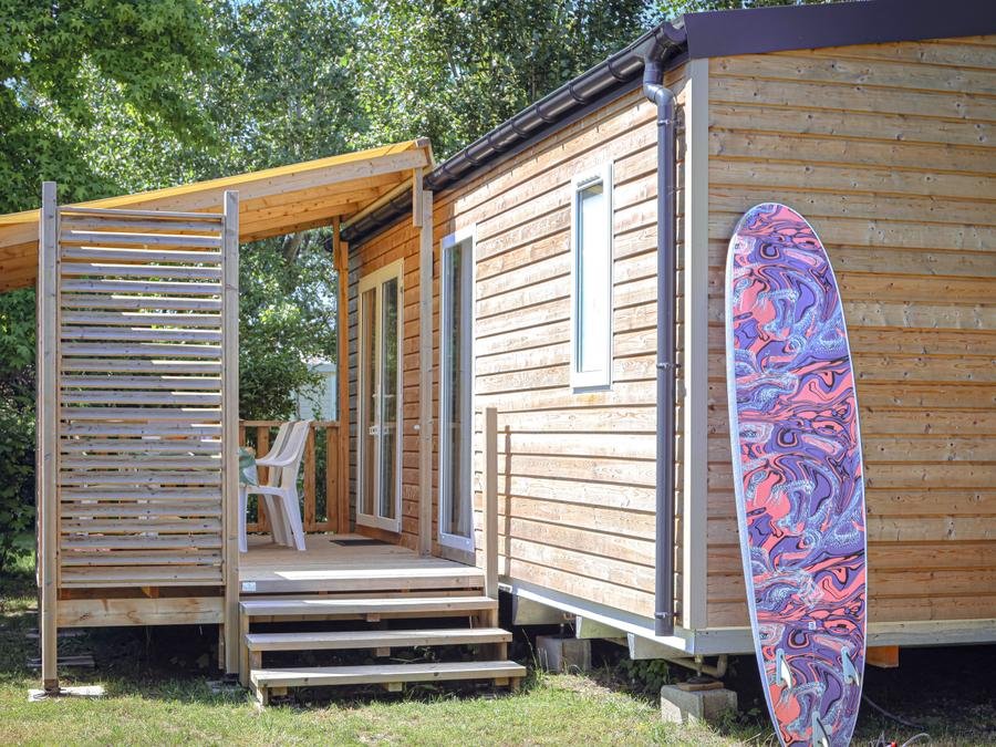 Camping Pas Cher vous présente avec son site Officiel campingpascher.fr, le Camping Flower Le Petit Paris classé 4 étoiles, situé sur la commune de Les Sables D'olonne dans le département Vendée (Pays De La Loire) en France. Le camping Flower Le Petit Paris, vous présente un hébergement de type mobil-home de 28 m² pour 1 personne et télévision. Le camping Flower Le Petit Paris vous propose du sam. 11 juillet au sam. 18 juillet 2026, en promotion à -10% pour 7 nuits à 888,30 € au lieu de 987,0 € soit une Économie de 98,70 €. Cette location propose 66 dates différentes pour réserver votre séjour. Découvrez également les 17 autres gammes d'hébergements du camping. Les Avis clients pour le Camping Flower Le Petit Paris sont excellents avec une note moyenne de 8 sur 10. Lagon, Piscine couverte, Animations familiales, Club enfants, Aire de jeux enfants, Baby-foot, Centre équestre, Cyclisme, Flipper, Paddle, Parcours sportif, Ping-pong, Piscine, Plongée, Pétanque, Randonnée, Structure gonflable enfants, Surf, Terrain de badminton, Terrain de volley-ball, Terrain multisports, Tir à l’arc, Bar, Boulangerie, Dépôt de pain, Food truck, Plats à emporter, Snack/Bar, Supermarché,... En savoir plus : cliquez-ICI.