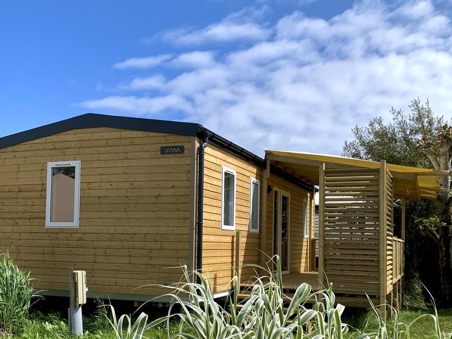 Camping Pas Cher vous présente avec son site Officiel campingpascher.fr, le Camping Flower Le Petit Paris classé 4 étoiles, situé sur la commune de Les Sables D'olonne dans le département Vendée (Pays De La Loire) en France. Le camping Flower Le Petit Paris, vous présente un hébergement de type mobil-home de 32 m² pour 1 personne et télévision. Le camping Flower Le Petit Paris vous propose du sam. 18 juillet au sam. 25 juillet 2026, en promotion à -10% pour 7 nuits à 1052,10 € au lieu de 1169,0 € soit une Économie de 116,90 €. Cette location propose 60 dates différentes pour réserver votre séjour. Découvrez également les 17 autres gammes d'hébergements du camping. Les Avis clients pour le Camping Flower Le Petit Paris sont excellents avec une note moyenne de 8 sur 10. Lagon, Piscine couverte, Animations familiales, Club enfants, Aire de jeux enfants, Baby-foot, Centre équestre, Cyclisme, Flipper, Paddle, Parcours sportif, Ping-pong, Piscine, Plongée, Pétanque, Randonnée, Structure gonflable enfants, Surf, Terrain de badminton, Terrain de volley-ball, Terrain multisports, Tir à l’arc, Bar, Boulangerie, Dépôt de pain, Food truck, Plats à emporter, Snack/Bar, Supermarché,... En savoir plus : cliquez-ICI.