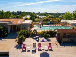 Camping Pas Cher vous présente avec son site Officiel campingpascher.fr, le Camping Flower Le Petit Paris classé 4 étoiles, situé sur la commune de Les Sables D'olonne dans le département Vendée (Pays De La Loire) en France. Le camping Flower Le Petit Paris, vous présente un hébergement de type mobil-home de 32 m² pour 1 personne et télévision. Le camping Flower Le Petit Paris vous propose du sam. 18 juillet au sam. 25 juillet 2026, en promotion à -10% pour 7 nuits à 1052,10 € au lieu de 1169,0 € soit une Économie de 116,90 €. Cette location propose 60 dates différentes pour réserver votre séjour. Découvrez également les 17 autres gammes d'hébergements du camping. Les Avis clients pour le Camping Flower Le Petit Paris sont excellents avec une note moyenne de 8 sur 10. Lagon, Piscine couverte, Animations familiales, Club enfants, Aire de jeux enfants, Baby-foot, Centre équestre, Cyclisme, Flipper, Paddle, Parcours sportif, Ping-pong, Piscine, Plongée, Pétanque, Randonnée, Structure gonflable enfants, Surf, Terrain de badminton, Terrain de volley-ball, Terrain multisports, Tir à l’arc, Bar, Boulangerie, Dépôt de pain, Food truck, Plats à emporter, Snack/Bar, Supermarché,... En savoir plus : cliquez-ICI.