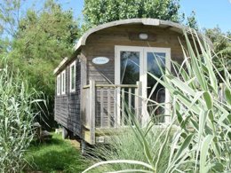 Camping Pas Cher vous présente avec son site Officiel campingpascher.fr, le Camping Flower Le Petit Paris classé 4 étoiles, situé sur la commune de Les Sables D'olonne dans le département Vendée (Pays De La Loire) en France. Le camping Flower Le Petit Paris, vous présente un hébergement de type hébergement insolite de 23 m² pour 2 personnes et télévision. Le camping Flower Le Petit Paris vous propose du sam. 12 septembre au sam. 19 septembre 2026 pour 7 nuits à 434€. Cette location propose 105 dates différentes pour réserver votre séjour. Découvrez également les 17 autres gammes d'hébergements du camping. Les Avis clients pour le Camping Flower Le Petit Paris sont excellents avec une note moyenne de 8 sur 10. Lagon, Piscine couverte, Animations familiales, Club enfants, Aire de jeux enfants, Baby-foot, Centre équestre, Cyclisme, Flipper, Paddle, Parcours sportif, Ping-pong, Piscine, Plongée, Pétanque, Randonnée, Structure gonflable enfants, Surf, Terrain de badminton, Terrain de volley-ball, Terrain multisports, Tir à l’arc, Bar, Boulangerie, Dépôt de pain, Food truck, Plats à emporter, Snack/Bar, Supermarché,... En savoir plus : cliquez-ICI.