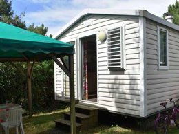 Camping Pas Cher vous présente avec son site Officiel campingpascher.fr, le Camping Flower Le Petit Paris classé 4 étoiles, situé sur la commune de Les Sables D'olonne dans le département Vendée (Pays De La Loire) en France. Le camping Flower Le Petit Paris, vous présente un hébergement de type mobil-home de 16 m² pour 1 personne et télévision. Le camping Flower Le Petit Paris vous propose du sam. 12 septembre au sam. 19 septembre 2026 pour 7 nuits à 350€. Cette location propose 105 dates différentes pour réserver votre séjour. Découvrez également les 17 autres gammes d'hébergements du camping. Les Avis clients pour le Camping Flower Le Petit Paris sont excellents avec une note moyenne de 8 sur 10. Lagon, Piscine couverte, Animations familiales, Club enfants, Aire de jeux enfants, Baby-foot, Centre équestre, Cyclisme, Flipper, Paddle, Parcours sportif, Ping-pong, Piscine, Plongée, Pétanque, Randonnée, Structure gonflable enfants, Surf, Terrain de badminton, Terrain de volley-ball, Terrain multisports, Tir à l’arc, Bar, Boulangerie, Dépôt de pain, Food truck, Plats à emporter, Snack/Bar, Supermarché,... En savoir plus : cliquez-ICI.