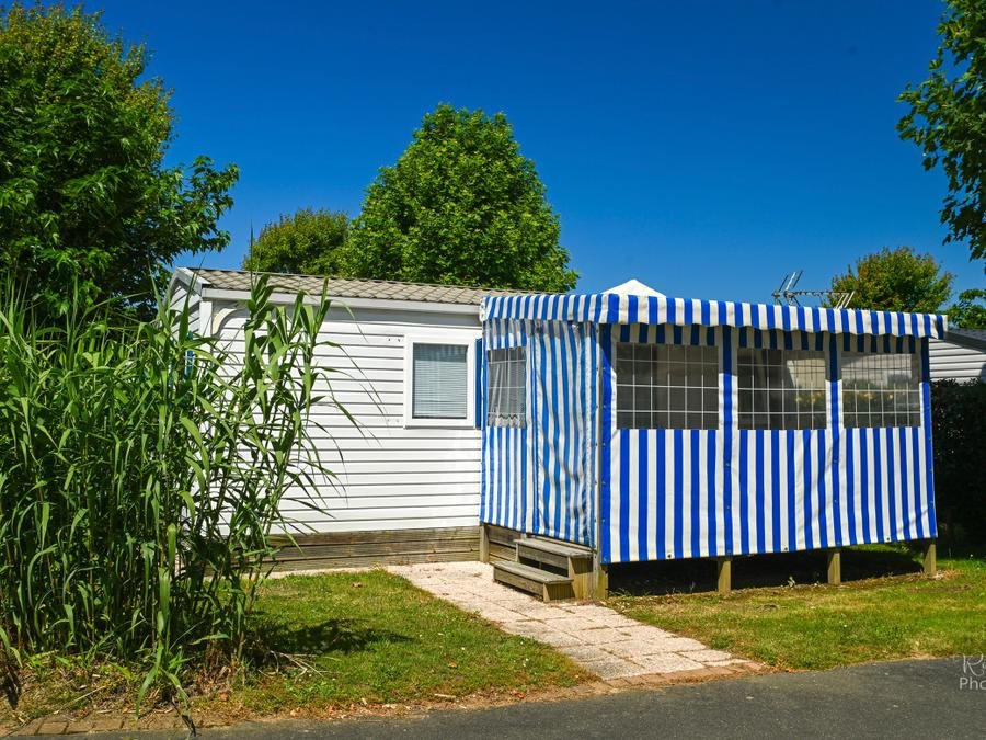 Camping Pas Cher vous présente avec son site Officiel campingpascher.fr, le Camping Le Moulin De La Salle classé 4 étoiles, situé sur la commune de Les Sables D'olonne dans le département Vendée (Pays De La Loire) en France. Le camping Le Moulin De La Salle vous propose un hébergement de type mobil-home de 31 m² pour 5 personnes. L'établissement vous propose 8 autres types d'hébergements. Découvrez tous nos séjours à petits prix dans la commune et aux alentours de Les Sables D'olonne du département : Vendée (Pays De La Loire). Les Avis clients pour le Camping Le Moulin De La Salle sont excellents avec une note moyenne de 8 sur 10. Parc aquatique, Piscine couverte, Piscine extérieure, Animation enfants, Animations familiales, Club enfants, Aire de jeux enfants, Baby-foot, Flipper, Ping-pong, Piscine, Pétanque, Salle de fitness, Structure gonflable enfants, Terrain multisports, Trampoline, Bar, Boulangerie, Restaurant, Snack/Bar, Station-service, Supermarché, Épicerie,... En savoir plus : cliquez-ICI.