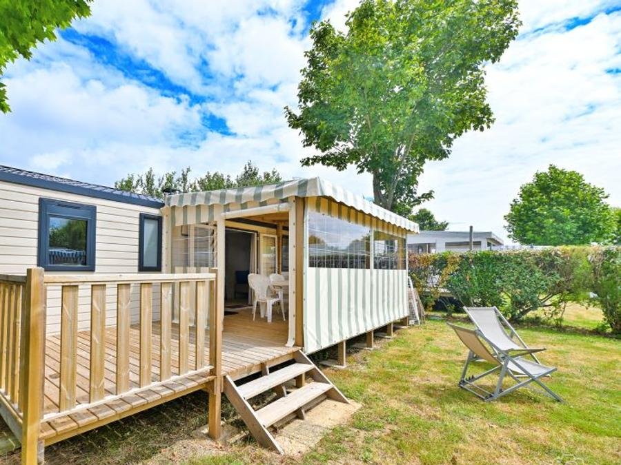 Camping Pas Cher vous présente avec son site Officiel campingpascher.fr, le Camping Le Moulin De La Salle classé 4 étoiles, situé sur la commune de Les Sables D'olonne dans le département Vendée (Pays De La Loire) en France. Le camping Le Moulin De La Salle, vous présente un hébergement de type mobil-home de 40 m² pour 5 personnes. Le camping Le Moulin De La Salle vous propose du sam. 22 août au sam. 29 août 2026 pour 7 nuits à 1325€. Cette location propose 1 dates différentes pour réserver votre séjour. Découvrez également les 11 autres gammes d'hébergements du camping. Les Avis clients pour le Camping Le Moulin De La Salle sont excellents avec une note moyenne de 8 sur 10. Parc aquatique, Piscine couverte, Piscine extérieure, Animation enfants, Animations familiales, Club enfants, Aire de jeux enfants, Baby-foot, Flipper, Ping-pong, Piscine, Pétanque, Salle de fitness, Structure gonflable enfants, Terrain multisports, Trampoline, Bar, Boulangerie, Restaurant, Snack/Bar, Station-service, Supermarché, Épicerie,... En savoir plus : cliquez-ICI.