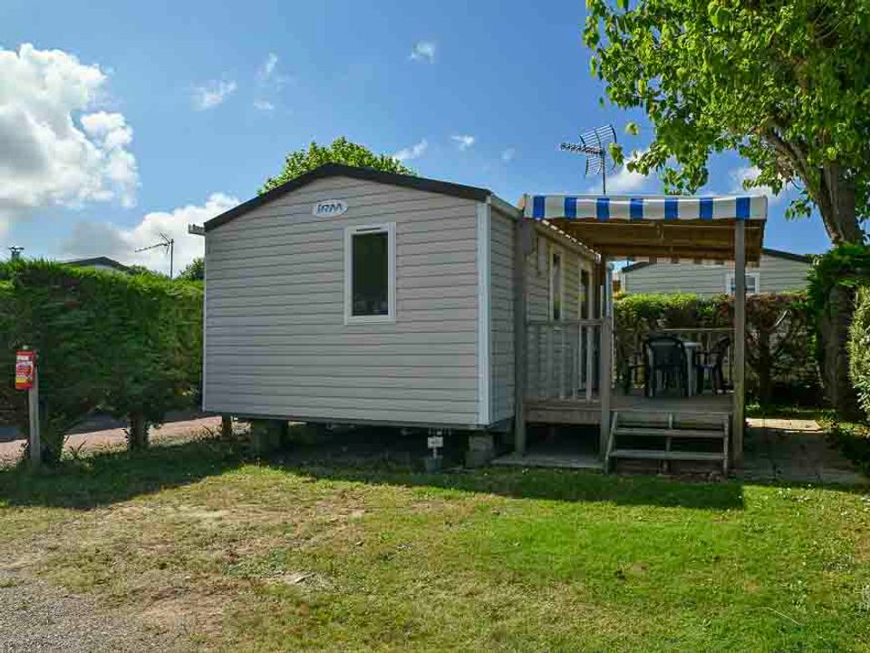 Camping Pas Cher vous présente avec son site Officiel campingpascher.fr, le Camping Le Moulin De La Salle classé 4 étoiles, situé sur la commune de Les Sables D'olonne dans le département Vendée (Pays De La Loire) en France. Le camping Le Moulin De La Salle vous propose un hébergement de type mobil-home de 24 m² pour 3 personnes. L'établissement vous propose 3 autres types d'hébergements. Découvrez tous nos séjours à petits prix dans la commune et aux alentours de Les Sables D'olonne du département : Vendée (Pays De La Loire). Les Avis clients pour le Camping Le Moulin De La Salle sont excellents avec une note moyenne de 8 sur 10. Parc aquatique, Piscine couverte, Piscine extérieure, Animation enfants, Animations familiales, Club enfants, Aire de jeux enfants, Baby-foot, Flipper, Ping-pong, Piscine, Pétanque, Salle de fitness, Structure gonflable enfants, Terrain multisports, Trampoline, Bar, Boulangerie, Restaurant, Snack/Bar, Station-service, Supermarché, Épicerie,... En savoir plus : cliquez-ICI.