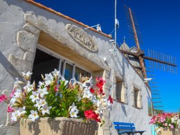 Camping Pas Cher vous présente avec son site Officiel campingpascher.fr, le Camping Le Moulin De La Salle classé 4 étoiles, situé sur la commune de Les Sables D'olonne dans le département Vendée (Pays De La Loire) en France. Le camping Le Moulin De La Salle vous propose un hébergement de type mobil-home de 24 m² pour 3 personnes. L'établissement vous propose 6 autres types d'hébergements. Découvrez tous nos séjours à petits prix dans la commune et aux alentours de Les Sables D'olonne du département : Vendée (Pays De La Loire). Les Avis clients pour le Camping Le Moulin De La Salle sont excellents avec une note moyenne de 8 sur 10. Parc aquatique, Piscine couverte, Piscine extérieure, Animation enfants, Animations familiales, Club enfants, Aire de jeux enfants, Baby-foot, Flipper, Ping-pong, Piscine, Pétanque, Salle de fitness, Structure gonflable enfants, Terrain multisports, Trampoline, Bar, Boulangerie, Restaurant, Snack/Bar, Station-service, Supermarché, Épicerie,... En savoir plus : cliquez-ICI.