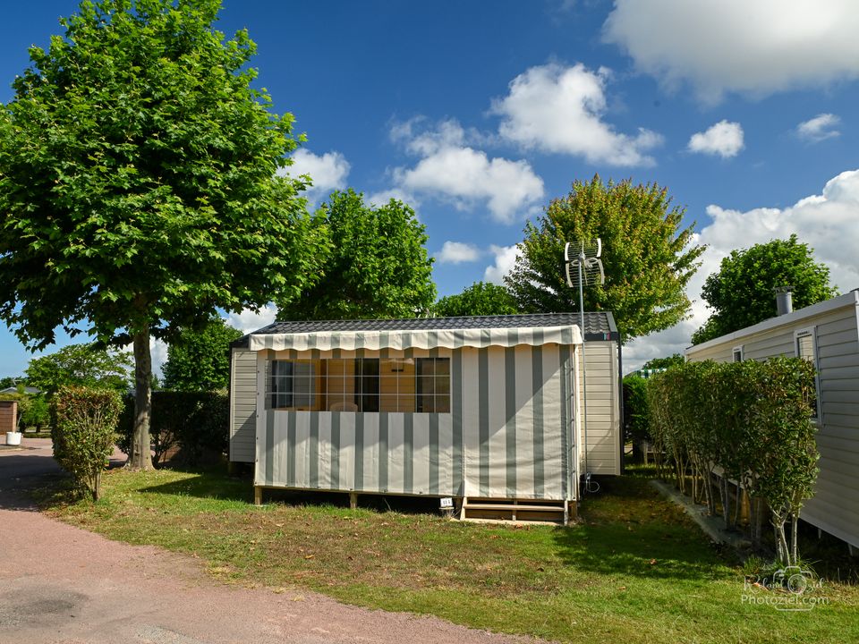 Camping Pas Cher vous présente avec son site Officiel campingpascher.fr, le Camping Le Moulin De La Salle classé 4 étoiles, situé sur la commune de Les Sables D'olonne dans le département Vendée (Pays De La Loire) en France. Le camping Le Moulin De La Salle vous propose un hébergement de type mobil-home de 28 m² pour 3 personnes (télévision). L'établissement vous propose 3 autres types d'hébergements. Découvrez tous nos séjours à petits prix dans la commune et aux alentours de Les Sables D'olonne du département : Vendée (Pays De La Loire). Les Avis clients pour le Camping Le Moulin De La Salle sont excellents avec une note moyenne de 8 sur 10. Parc aquatique, Piscine couverte, Piscine extérieure, Animation enfants, Animations familiales, Club enfants, Aire de jeux enfants, Baby-foot, Flipper, Ping-pong, Piscine, Pétanque, Salle de fitness, Structure gonflable enfants, Terrain multisports, Trampoline, Bar, Boulangerie, Restaurant, Snack/Bar, Station-service, Supermarché, Épicerie,... En savoir plus : cliquez-ICI.