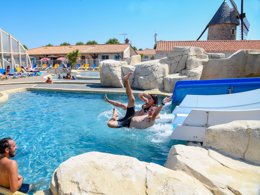 Camping Pas Cher vous présente avec son site Officiel campingpascher.fr, le Camping Le Moulin De La Salle classé 4 étoiles, situé sur la commune de Les Sables D'olonne dans le département Vendée (Pays De La Loire) en France. Le camping Le Moulin De La Salle vous propose un hébergement de type mobil-home de 28 m² pour 3 personnes (télévision). L'établissement vous propose 3 autres types d'hébergements. Découvrez tous nos séjours à petits prix dans la commune et aux alentours de Les Sables D'olonne du département : Vendée (Pays De La Loire). Les Avis clients pour le Camping Le Moulin De La Salle sont excellents avec une note moyenne de 8 sur 10. Parc aquatique, Piscine couverte, Piscine extérieure, Animation enfants, Animations familiales, Club enfants, Aire de jeux enfants, Baby-foot, Flipper, Ping-pong, Piscine, Pétanque, Salle de fitness, Structure gonflable enfants, Terrain multisports, Trampoline, Bar, Boulangerie, Restaurant, Snack/Bar, Station-service, Supermarché, Épicerie,... En savoir plus : cliquez-ICI.