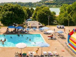 Camping Pas Cher vous présente avec son site Officiel campingpascher.fr, le Camping Grand Lac classé 3 étoiles, situé sur la commune de Clairvaux Les Lacs dans le département Jura (Franche Comté) en France. Le camping Grand Lac vous propose un hébergement de type mobil-home. L'établissement vous propose un autre type d'hébergement. Découvrez tous nos séjours à petits prix dans la commune et aux alentours de Clairvaux Les Lacs du département : Jura (Franche Comté). Les Avis clients pour le Camping Grand Lac sont excellents avec une note moyenne de 9 sur 10. Aire de jeux enfants, Ping-pong, Dépôt de pain, Épicerie,... En savoir plus : cliquez-ICI.