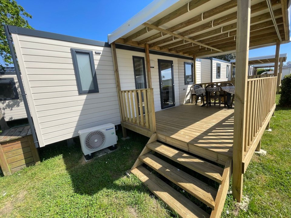 Camping Pas Cher vous présente avec son site Officiel campingpascher.fr, le Camping Les Marsouins classé 3 étoiles, situé sur la commune de Bretignolles Sur Mer dans le département Vendée (Pays De La Loire) en France. Le camping Les Marsouins vous propose un hébergement de type mobil-home (télévision). L'établissement vous propose 6 autres types d'hébergements. Découvrez tous nos séjours à petits prix dans la commune et aux alentours de Bretignolles Sur Mer du département : Vendée (Pays De La Loire). Les Avis clients pour le Camping Les Marsouins sont excellents avec une note moyenne de 9 sur 10. MerÉtang, Bassin enfant, Piscine couverte, Piscine extérieure, Animation ados, Animation enfants, Animations familiales, Aire de jeux enfants, Baby-foot, Cyclisme, Piscine, Pétanque, Salle de fitness, Structure gonflable enfants, Surf, Terrain de basketball, Terrain de football, Voile, Bar, Boulangerie, Bureau de tabac, Dépôt de pain, Pizzeria, Plats à emporter, Restaurant, Snack/Bar, Station-service, Supermarché,... En savoir plus : cliquez-ICI.