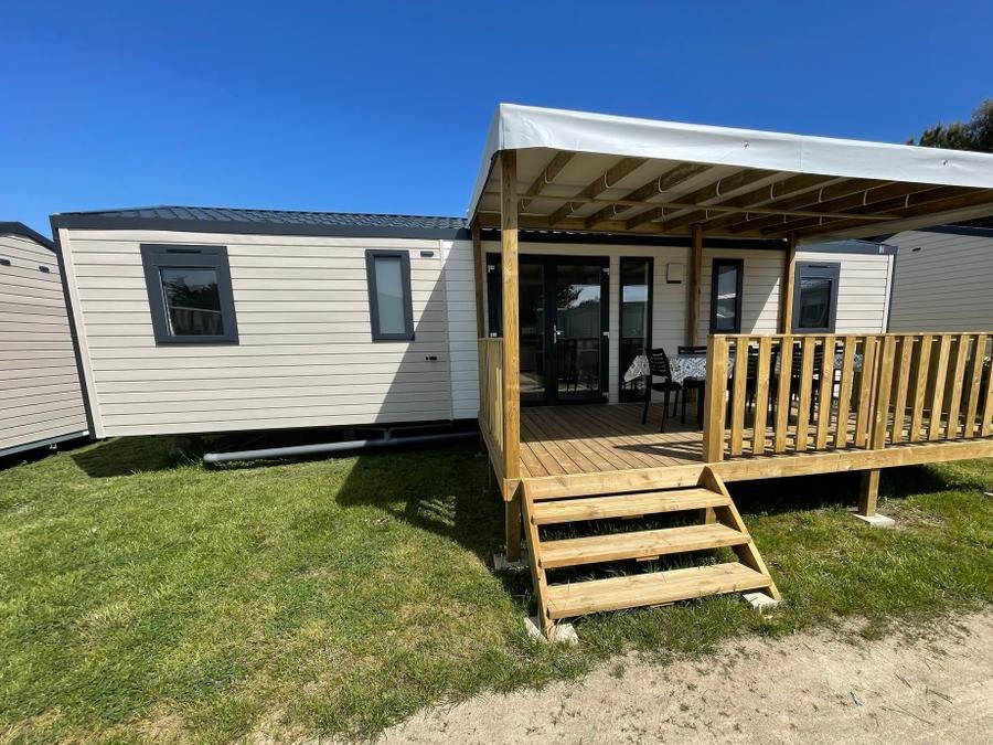 Camping Pas Cher vous présente avec son site Officiel campingpascher.fr, le Camping Les Marsouins classé 3 étoiles, situé sur la commune de Bretignolles Sur Mer dans le département Vendée (Pays De La Loire) en France. Le camping Les Marsouins, vous présente un hébergement de type mobil-home avec climatisation et télévision. Le camping Les Marsouins vous propose du dimanche 04 octobre au dimanche 11 octobre 2026 pour 7 nuits à 470€. Cette location propose 28 dates différentes pour réserver votre séjour. Découvrez également les 7 autres gammes d'hébergements du camping. Les Avis clients pour le Camping Les Marsouins sont excellents avec une note moyenne de 9 sur 10. MerÉtang, Bassin enfant, Piscine couverte, Piscine extérieure, Animation ados, Animation enfants, Animations familiales, Aire de jeux enfants, Baby-foot, Cyclisme, Piscine, Pétanque, Salle de fitness, Structure gonflable enfants, Surf, Terrain de basketball, Terrain de football, Voile, Bar, Boulangerie, Bureau de tabac, Dépôt de pain, Pizzeria, Plats à emporter, Restaurant, Snack/Bar, Station-service, Supermarché,... En savoir plus : cliquez-ICI.