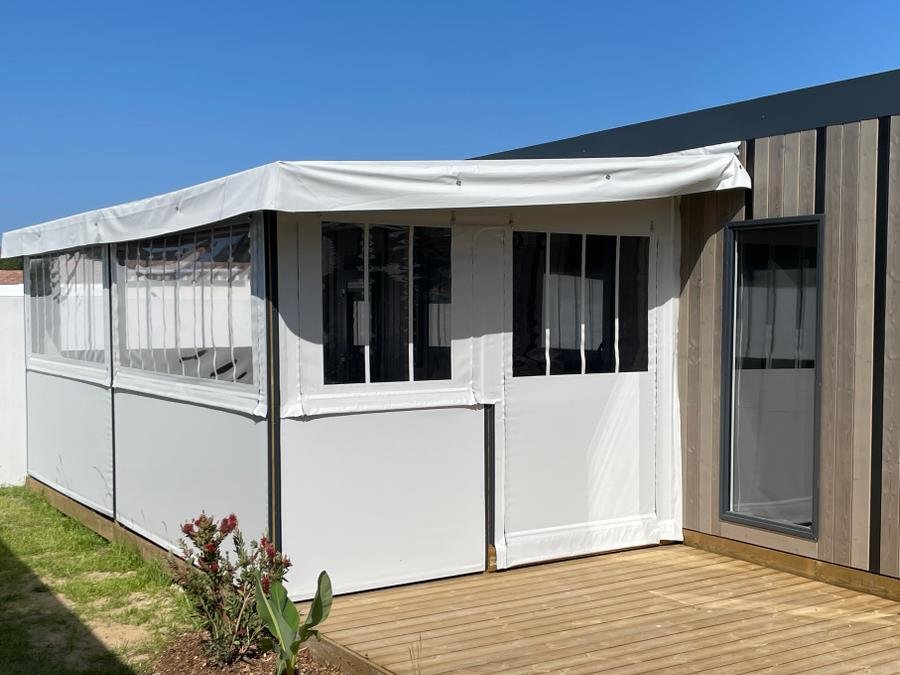 Camping Pas Cher vous présente avec son site Officiel campingpascher.fr, le Camping Les Marsouins classé 3 étoiles, situé sur la commune de Bretignolles Sur Mer dans le département Vendée (Pays De La Loire) en France. Le camping Les Marsouins, vous présente un hébergement de type mobil-home avec climatisation et télévision. Le camping Les Marsouins vous propose du dimanche 04 octobre au dimanche 11 octobre 2026 pour 7 nuits à 493€. Cette location propose 44 dates différentes pour réserver votre séjour. Découvrez également les 7 autres gammes d'hébergements du camping. Les Avis clients pour le Camping Les Marsouins sont excellents avec une note moyenne de 9 sur 10. MerÉtang, Bassin enfant, Piscine couverte, Piscine extérieure, Animation ados, Animation enfants, Animations familiales, Aire de jeux enfants, Baby-foot, Cyclisme, Piscine, Pétanque, Salle de fitness, Structure gonflable enfants, Surf, Terrain de basketball, Terrain de football, Voile, Bar, Boulangerie, Bureau de tabac, Dépôt de pain, Pizzeria, Plats à emporter, Restaurant, Snack/Bar, Station-service, Supermarché,... En savoir plus : cliquez-ICI.