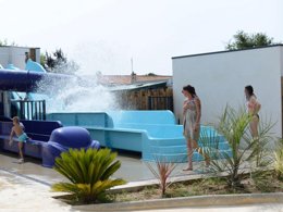Camping Pas Cher vous présente avec son site Officiel campingpascher.fr, le Camping Les Marsouins classé 3 étoiles, situé sur la commune de Bretignolles Sur Mer dans le département Vendée (Pays De La Loire) en France. Le camping Les Marsouins vous propose un hébergement de type mobil-home (télévision). L'établissement vous propose 6 autres types d'hébergements. Découvrez tous nos séjours à petits prix dans la commune et aux alentours de Bretignolles Sur Mer du département : Vendée (Pays De La Loire). Les Avis clients pour le Camping Les Marsouins sont excellents avec une note moyenne de 9 sur 10. MerÉtang, Bassin enfant, Piscine couverte, Piscine extérieure, Animation ados, Animation enfants, Animations familiales, Aire de jeux enfants, Baby-foot, Cyclisme, Piscine, Pétanque, Salle de fitness, Structure gonflable enfants, Surf, Terrain de basketball, Terrain de football, Voile, Bar, Boulangerie, Bureau de tabac, Dépôt de pain, Pizzeria, Plats à emporter, Restaurant, Snack/Bar, Station-service, Supermarché,... En savoir plus : cliquez-ICI.