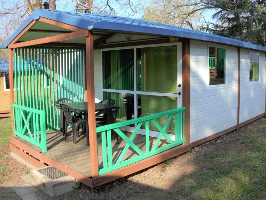 Camping Pas Cher vous présente avec son site Officiel campingpascher.fr, le Camping L'Oasis Du Berry classé 4 étoiles, situé sur la commune de Saint Gaultier dans le département Indre (Centre Val De Loire) en France. Le camping L'Oasis Du Berry vous propose un hébergement de type chalet de 25 m² pour 2 personnes avec climatisation (télévision). L'établissement vous propose 9 autres types d'hébergements. Découvrez tous nos séjours à petits prix dans la commune et aux alentours de Saint Gaultier du département : Indre (Centre Val De Loire). Les Avis clients pour le Camping L'Oasis Du Berry sont de 6 sur 10. Piscine chauffée, Piscine extérieure, Animations familiales, Club enfants, Aire de jeux enfants, Baby-foot, Canoë-kayak, Centre équestre, Cyclisme, Parcours sportif, Ping-pong, Piscine, Pétanque, Randonnée, Terrain de beach-volley, Terrain multisports, Voile, Bar, Dépôt de pain, Supermarché, Épicerie,... En savoir plus : cliquez-ICI.