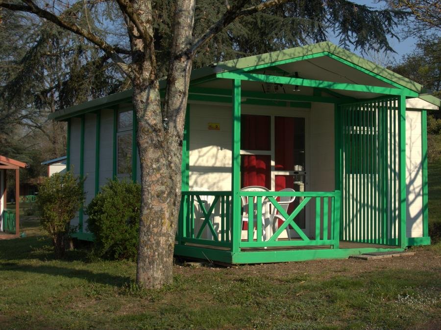 Camping Pas Cher vous présente avec son site Officiel campingpascher.fr, le Camping L'Oasis Du Berry classé 4 étoiles, situé sur la commune de Saint Gaultier dans le département Indre (Centre Val De Loire) en France. Le camping L'Oasis Du Berry, vous présente un hébergement de type chalet de 20 m² avec climatisation et télévision. Le camping L'Oasis Du Berry vous propose du sam. 29 août au sam. 05 septembre 2026 pour 7 nuits à 358€. Cette location propose 6 dates différentes pour réserver votre séjour. Découvrez également les 11 autres gammes d'hébergements du camping. Les Avis clients pour le Camping L'Oasis Du Berry sont excellents avec une note moyenne de 9 sur 10. Piscine chauffée, Piscine extérieure, Animations familiales, Club enfants, Aire de jeux enfants, Baby-foot, Canoë-kayak, Centre équestre, Cyclisme, Parcours sportif, Ping-pong, Piscine, Pétanque, Randonnée, Terrain de beach-volley, Terrain multisports, Voile, Bar, Dépôt de pain, Supermarché, Épicerie,... En savoir plus : cliquez-ICI.