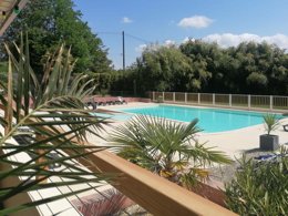 Camping Pas Cher vous présente avec son site Officiel campingpascher.fr, le Camping L'Oasis Du Berry classé 4 étoiles, situé sur la commune de Saint Gaultier dans le département Indre (Centre-val De Loire) en France. Le camping L'Oasis Du Berry vous propose un hébergement de type chalet de 30 m² pour 2 personnes avec climatisation (télévision). L'établissement vous propose 8 autres types d'hébergements. Découvrez tous nos séjours à petits prix dans la commune et aux alentours de Saint Gaultier du département : Indre (Centre-val De Loire). Les Avis clients pour le Camping L'Oasis Du Berry sont excellents avec une note moyenne de 10 sur 10. Piscine chauffée, Piscine extérieure, Animations familiales, Club enfants, Aire de jeux enfants, Baby-foot, Canoë-kayak, Centre équestre, Cyclisme, Parcours sportif, Ping-pong, Piscine, Pétanque, Randonnée, Terrain de beach-volley, Terrain multisports, Voile, Bar, Dépôt de pain, Supermarché, Épicerie,... En savoir plus : cliquez-ICI.
