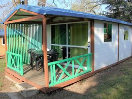 Camping Pas Cher vous présente avec son site Officiel campingpascher.fr, le Camping L'Oasis Du Berry classé 4 étoiles, situé sur la commune de Saint Gaultier dans le département Indre (Centre Val De Loire) en France. Le camping L'Oasis Du Berry, vous présente un hébergement de type chalet de 25 m² pour 2 personnes avec climatisation et télévision. Le camping L'Oasis Du Berry vous propose du lundi 06 avril au lundi 13 avril 2026 pour 7 nuits à 396€. Cette location propose 144 dates différentes pour réserver votre séjour. Découvrez également les 6 autres gammes d'hébergements du camping. Les Avis clients pour le Camping L'Oasis Du Berry sont de 6 sur 10. Piscine chauffée, Piscine extérieure, Animations familiales, Club enfants, Aire de jeux enfants, Baby-foot, Canoë-kayak, Centre équestre, Cyclisme, Parcours sportif, Ping-pong, Piscine, Pétanque, Randonnée, Terrain de beach-volley, Terrain multisports, Voile, Bar, Dépôt de pain, Supermarché, Épicerie,... En savoir plus : cliquez-ICI.