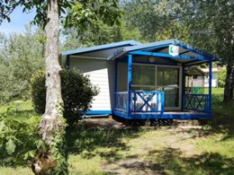Camping Pas Cher vous présente avec son site Officiel campingpascher.fr, le Camping L'Oasis Du Berry classé 4 étoiles, situé sur la commune de Saint Gaultier dans le département Indre (Centre Val De Loire) en France. Le camping L'Oasis Du Berry, vous présente un hébergement de type chalet de 25 m² pour 4 personnes avec climatisation et télévision. Le camping L'Oasis Du Berry vous propose du lundi 06 avril au lundi 13 avril 2026 pour 7 nuits à 326€. Cette location propose 127 dates différentes pour réserver votre séjour. Découvrez également les 6 autres gammes d'hébergements du camping. Les Avis clients pour le Camping L'Oasis Du Berry sont de 6 sur 10. Piscine chauffée, Piscine extérieure, Animations familiales, Club enfants, Aire de jeux enfants, Baby-foot, Canoë-kayak, Centre équestre, Cyclisme, Parcours sportif, Ping-pong, Piscine, Pétanque, Randonnée, Terrain de beach-volley, Terrain multisports, Voile, Bar, Dépôt de pain, Supermarché, Épicerie,... En savoir plus : cliquez-ICI.