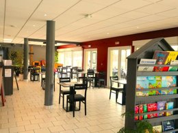 Camping Pas Cher vous présente avec son site Officiel campingpascher.fr, le Camping L'Oasis Du Berry classé 4 étoiles, situé sur la commune de Saint Gaultier dans le département Indre (Centre Val De Loire) en France. Le camping L'Oasis Du Berry, vous présente un hébergement de type chalet de 25 m² pour 5 personnes avec climatisation et télévision. Le camping L'Oasis Du Berry vous propose du lundi 06 avril au lundi 13 avril 2026 pour 7 nuits à 438€. Cette location propose 136 dates différentes pour réserver votre séjour. Découvrez également les 6 autres gammes d'hébergements du camping. Les Avis clients pour le Camping L'Oasis Du Berry sont de 6 sur 10. Piscine chauffée, Piscine extérieure, Animations familiales, Club enfants, Aire de jeux enfants, Baby-foot, Canoë-kayak, Centre équestre, Cyclisme, Parcours sportif, Ping-pong, Piscine, Pétanque, Randonnée, Terrain de beach-volley, Terrain multisports, Voile, Bar, Dépôt de pain, Supermarché, Épicerie,... En savoir plus : cliquez-ICI.