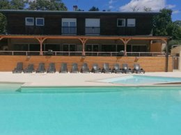 Camping Pas Cher vous présente avec son site Officiel campingpascher.fr, le Camping L'Oasis Du Berry classé 4 étoiles, situé sur la commune de Saint Gaultier dans le département Indre (Centre Val De Loire) en France. Le camping L'Oasis Du Berry, vous présente un hébergement de type chalet de 25 m² pour 4 personnes avec climatisation et télévision. Le camping L'Oasis Du Berry vous propose du lundi 06 avril au lundi 13 avril 2026 pour 7 nuits à 326€. Cette location propose 127 dates différentes pour réserver votre séjour. Découvrez également les 6 autres gammes d'hébergements du camping. Les Avis clients pour le Camping L'Oasis Du Berry sont de 6 sur 10. Piscine chauffée, Piscine extérieure, Animations familiales, Club enfants, Aire de jeux enfants, Baby-foot, Canoë-kayak, Centre équestre, Cyclisme, Parcours sportif, Ping-pong, Piscine, Pétanque, Randonnée, Terrain de beach-volley, Terrain multisports, Voile, Bar, Dépôt de pain, Supermarché, Épicerie,... En savoir plus : cliquez-ICI.