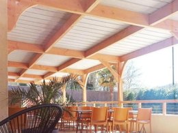 Camping Pas Cher vous présente avec son site Officiel campingpascher.fr, le Camping L'Oasis Du Berry classé 4 étoiles, situé sur la commune de Saint Gaultier dans le département Indre (Centre Val De Loire) en France. Le camping L'Oasis Du Berry, vous présente un hébergement de type chalet de 20 m² avec climatisation et télévision. Le camping L'Oasis Du Berry vous propose du lundi 06 avril au lundi 13 avril 2026 pour 7 nuits à 291€. Cette location propose 132 dates différentes pour réserver votre séjour. Découvrez également les 6 autres gammes d'hébergements du camping. Les Avis clients pour le Camping L'Oasis Du Berry sont de 6 sur 10. Piscine chauffée, Piscine extérieure, Animations familiales, Club enfants, Aire de jeux enfants, Baby-foot, Canoë-kayak, Centre équestre, Cyclisme, Parcours sportif, Ping-pong, Piscine, Pétanque, Randonnée, Terrain de beach-volley, Terrain multisports, Voile, Bar, Dépôt de pain, Supermarché, Épicerie,... En savoir plus : cliquez-ICI.