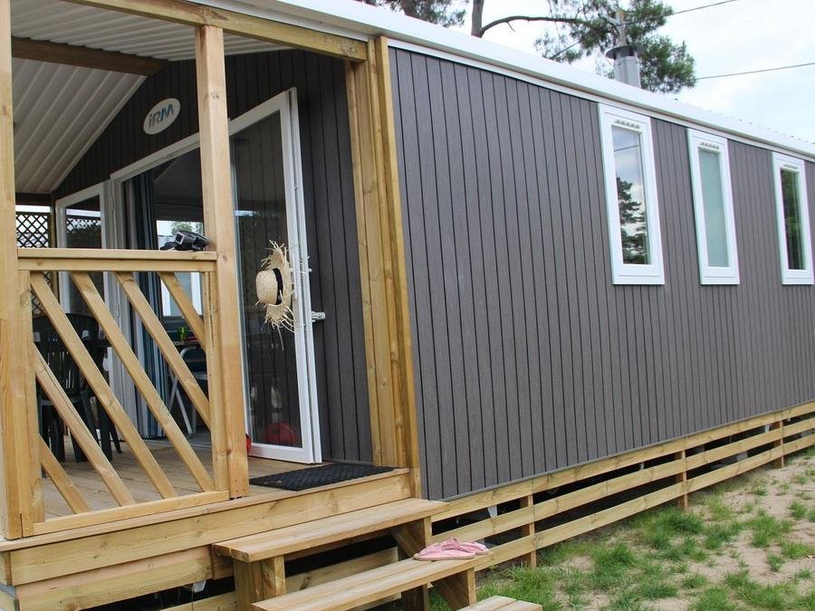 Camping Pas Cher vous présente avec son site Officiel campingpascher.fr, le Camping De Pont Mahé classé 4 étoiles, situé sur la commune de Assérac dans le département Loire-atlantique (Pays De La Loire) en France. Le camping De Pont Mahé, vous présente un hébergement de type mobil-home de 25 m² et télévision. Le camping De Pont Mahé vous propose du sam. 19 septembre au sam. 26 septembre 2026, en promotion à -25% pour 7 nuits à 220,50 € au lieu de 294,0 € soit une Économie de 73,50 €. Cette location propose 4 dates différentes pour réserver votre séjour. Découvrez également les 6 autres gammes d'hébergements du camping. Les Avis clients pour le Camping De Pont Mahé sont excellents avec une note moyenne de 8 sur 10. Mer, Piscine chauffée, Piscine couverte, Animations familiales, Club enfants, Aire de jeux enfants, Canoë-kayak, Centre équestre, Cyclisme, Ping-pong, Piscine, Pétanque, Randonnée, Trampoline, Bar, Boulangerie, Bureau de tabac, Dépôt de pain, Plats à emporter, Snack/Bar, Supermarché, Épicerie,... En savoir plus : cliquez-ICI.