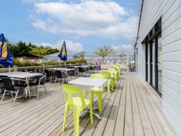 Camping Pas Cher vous présente avec son site Officiel campingpascher.fr, le Camping Cabestan classé 3 étoiles, situé sur la commune de Bretignolles Sur Mer dans le département Vendée (Pays De La Loire) en France. Le camping Cabestan, vous présente un hébergement de type mobil-home de 24 m² avec climatisation et télévision. Le camping Cabestan vous propose du mercredi 23 septembre au mercredi 30 septembre 2026 pour 7 nuits à 320€. Cette location propose 120 dates différentes pour réserver votre séjour. Découvrez également les 5 autres gammes d'hébergements du camping. Les Avis clients pour le Camping Cabestan sont excellents avec une note moyenne de 8 sur 10. Piscine chauffée, Piscine couverte, Animations familiales, Club ados, Club enfants, Aire de jeux enfants, Cyclisme, Ping-pong, Pétanque, Randonnée, Bar, Dépôt de pain, Supermarché,... En savoir plus : cliquez-ICI.