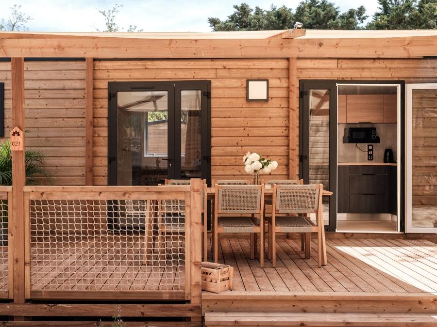 Camping Pas Cher vous présente avec son site Officiel campingpascher.fr, le Camping L'Orée De L'Océan classé 4 étoiles, situé sur la commune de Landevieille dans le département Vendée (Pays De La Loire) en France. Le camping L'Orée De L'Océan, vous présente un hébergement de type mobil-home et télévision. Le camping L'Orée De L'Océan vous propose du dimanche 20 septembre au dimanche 27 septembre 2026 pour 7 nuits à 915.6€. Cette location propose 63 dates différentes pour réserver votre séjour. Découvrez également les 8 autres gammes d'hébergements du camping. Les Avis clients pour le Camping L'Orée De L'Océan sont de 7 sur 10. MerÉtang, Parc aquatique, Piscine couverte, Piscine extérieure, Animation ados, Animations familiales, Club enfants, Aire de jeux enfants, Baby-foot, Canoë-kayak, Centre équestre, Golf, Parcours sportif, Ping-pong, Piscine, Pétanque, Surf, Terrain multisports, Bar, Boulangerie, Brasserie, Snack/Bar, Supermarché, Épicerie,... En savoir plus : cliquez-ICI.