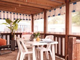 Camping Pas Cher vous présente avec son site Officiel campingpascher.fr, le Camping L'Orée De L'Océan classé 4 étoiles, situé sur la commune de Landevieille dans le département Vendée (Pays De La Loire) en France. Le camping L'Orée De L'Océan, vous présente un hébergement de type mobil-home de 27 m² et télévision. Le camping L'Orée De L'Océan vous propose du dimanche 20 septembre au dimanche 27 septembre 2026 pour 7 nuits à 621.6€. Cette location propose 107 dates différentes pour réserver votre séjour. Découvrez également les 8 autres gammes d'hébergements du camping. Les Avis clients pour le Camping L'Orée De L'Océan sont de 7 sur 10. MerÉtang, Parc aquatique, Piscine couverte, Piscine extérieure, Animation ados, Animations familiales, Club enfants, Aire de jeux enfants, Baby-foot, Canoë-kayak, Centre équestre, Golf, Parcours sportif, Ping-pong, Piscine, Pétanque, Surf, Terrain multisports, Bar, Boulangerie, Brasserie, Snack/Bar, Supermarché, Épicerie,... En savoir plus : cliquez-ICI.