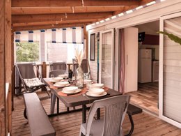 Camping Pas Cher vous présente avec son site Officiel campingpascher.fr, le Camping L'Orée De L'Océan classé 4 étoiles, situé sur la commune de Landevieille dans le département Vendée (Pays De La Loire) en France. Le camping L'Orée De L'Océan, vous présente un hébergement de type mobil-home de 36 m² et télévision. Le camping L'Orée De L'Océan vous propose du dimanche 20 septembre au dimanche 27 septembre 2026 pour 7 nuits à 915.6€. Cette location propose 107 dates différentes pour réserver votre séjour. Découvrez également les 8 autres gammes d'hébergements du camping. Les Avis clients pour le Camping L'Orée De L'Océan sont de 7 sur 10. MerÉtang, Parc aquatique, Piscine couverte, Piscine extérieure, Animation ados, Animations familiales, Club enfants, Aire de jeux enfants, Baby-foot, Canoë-kayak, Centre équestre, Golf, Parcours sportif, Ping-pong, Piscine, Pétanque, Surf, Terrain multisports, Bar, Boulangerie, Brasserie, Snack/Bar, Supermarché, Épicerie,... En savoir plus : cliquez-ICI.