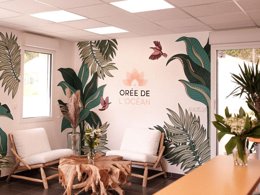 Camping Pas Cher vous présente avec son site Officiel campingpascher.fr, le Camping L'Orée De L'Océan classé 4 étoiles, situé sur la commune de Landevieille dans le département Vendée (Pays De La Loire) en France. Le camping L'Orée De L'Océan, vous présente un hébergement de type mobil-home et télévision. Le camping L'Orée De L'Océan vous propose du dimanche 20 septembre au dimanche 27 septembre 2026 pour 7 nuits à 789.6€. Cette location propose 107 dates différentes pour réserver votre séjour. Découvrez également les 8 autres gammes d'hébergements du camping. Les Avis clients pour le Camping L'Orée De L'Océan sont de 7 sur 10. MerÉtang, Parc aquatique, Piscine couverte, Piscine extérieure, Animation ados, Animations familiales, Club enfants, Aire de jeux enfants, Baby-foot, Canoë-kayak, Centre équestre, Golf, Parcours sportif, Ping-pong, Piscine, Pétanque, Surf, Terrain multisports, Bar, Boulangerie, Brasserie, Snack/Bar, Supermarché, Épicerie,... En savoir plus : cliquez-ICI.